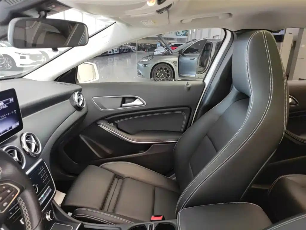 Mercedes-Benz GLA 2017 GLA 200 Dynamic фото 15