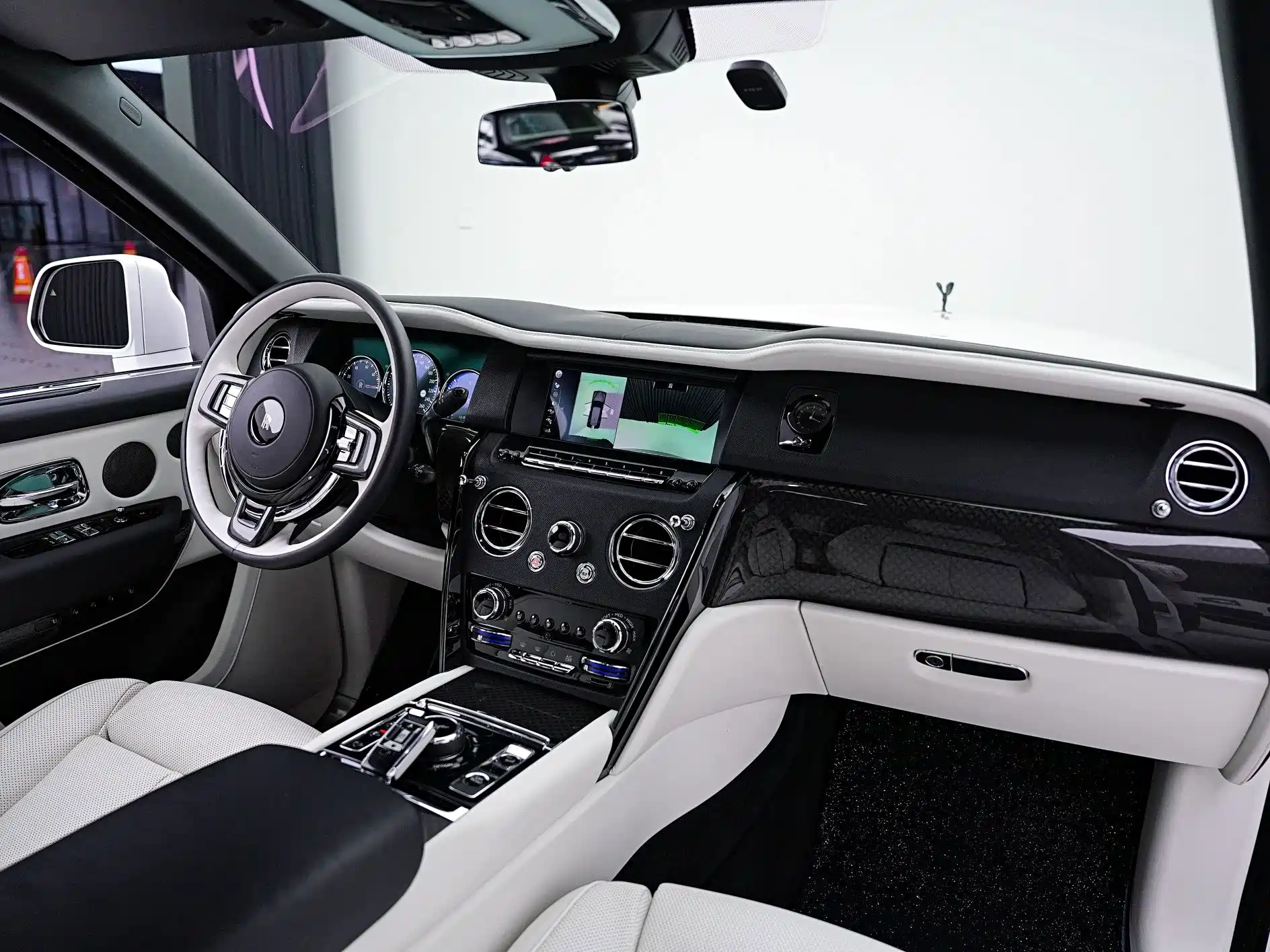 Фото 21 - Rolls-Royce Cullinan