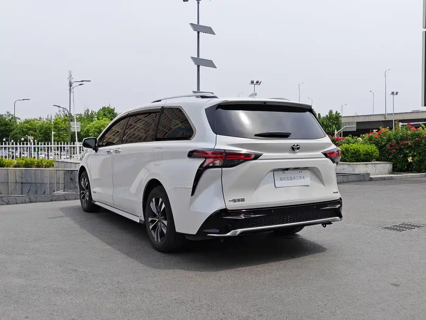 Toyota Granvia 2023 2.5L Hybrid Luxury Edition фото 7