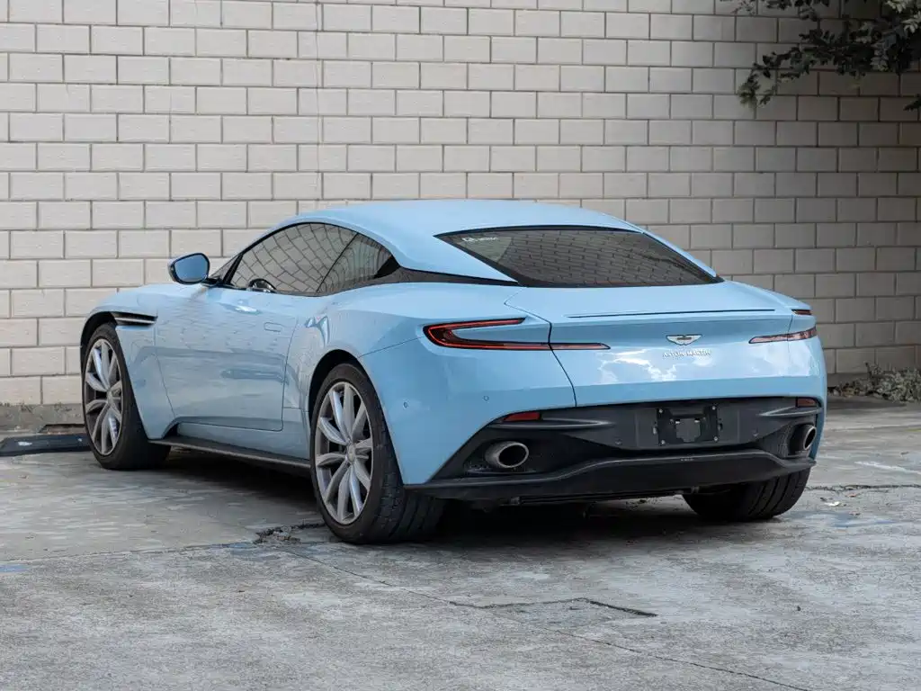 Фото 6 - Aston Martin DB11