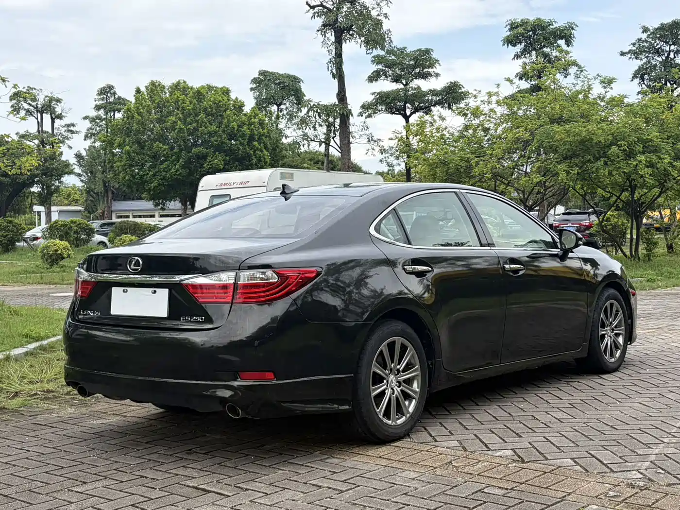 Photo 5 - Lexus ES