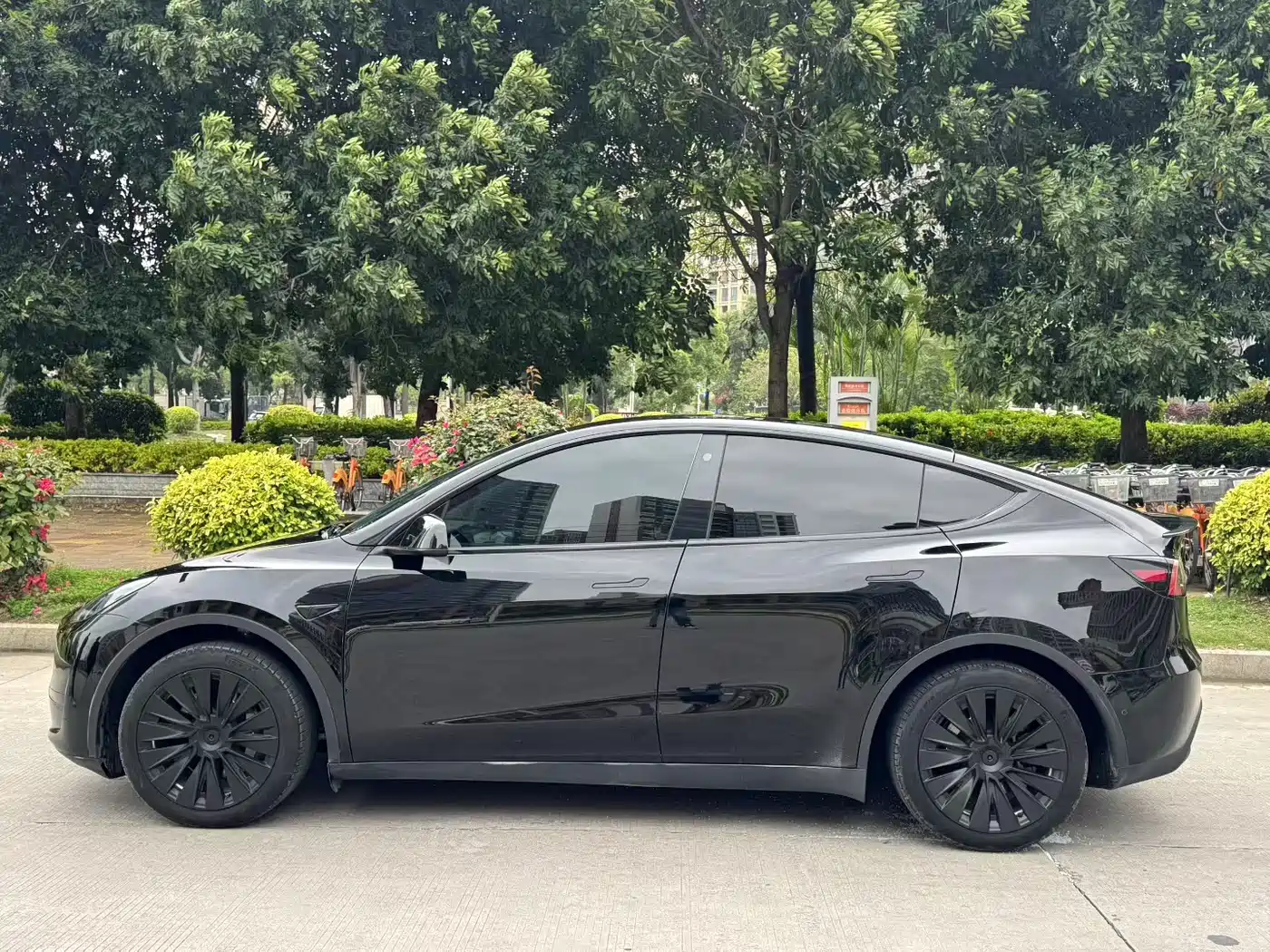 TESLA MODEL Y
