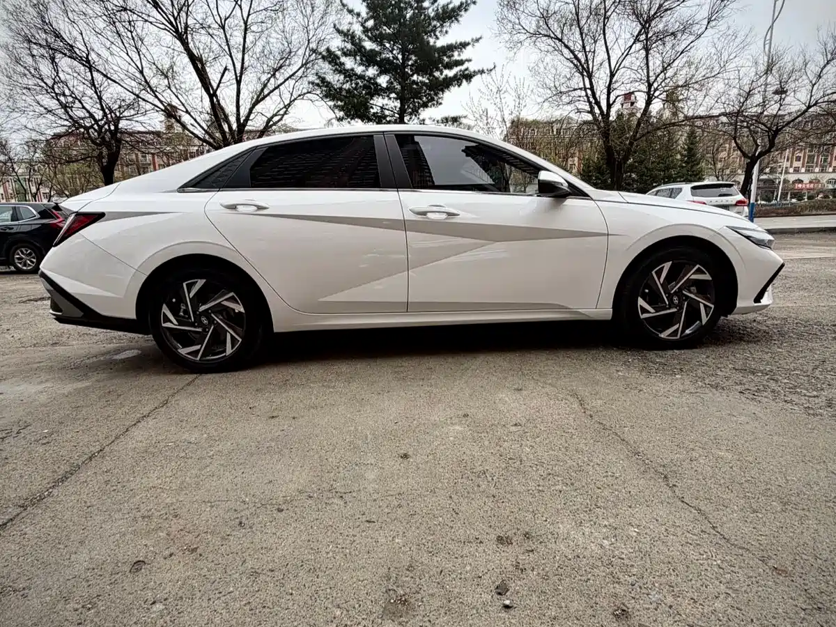 Hyundai Elantra 2023 Model 1.5L CVT LUX Premium Edition фото 7
