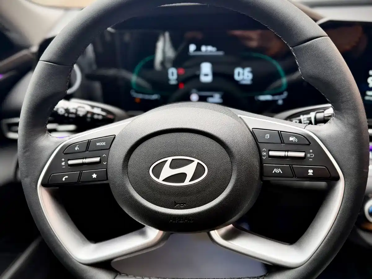 Hyundai Elantra 2023 Model 1.5L CVT LUX Premium Edition фото 20