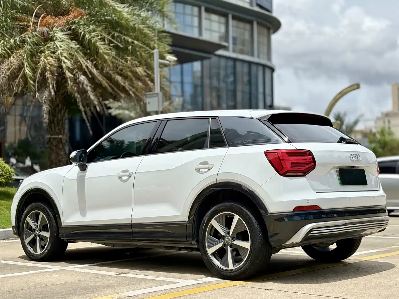 Фото 12 - Audi Q2L e-tron
