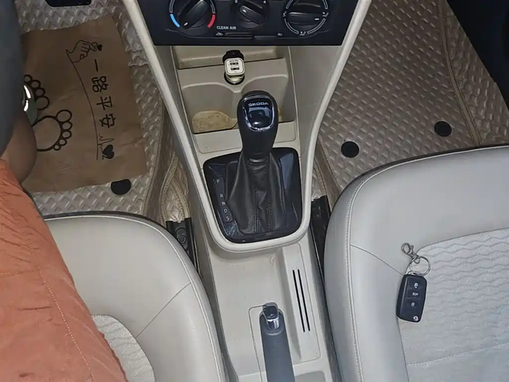 Škoda Rapid 2016 1.6L Automatic Pioneer Edition фото 14