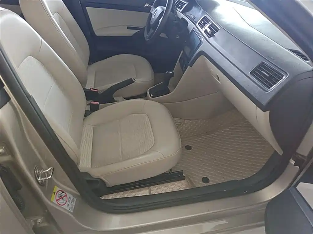 Škoda Rapid 2016 1.6L Automatic Pioneer Edition фото 25