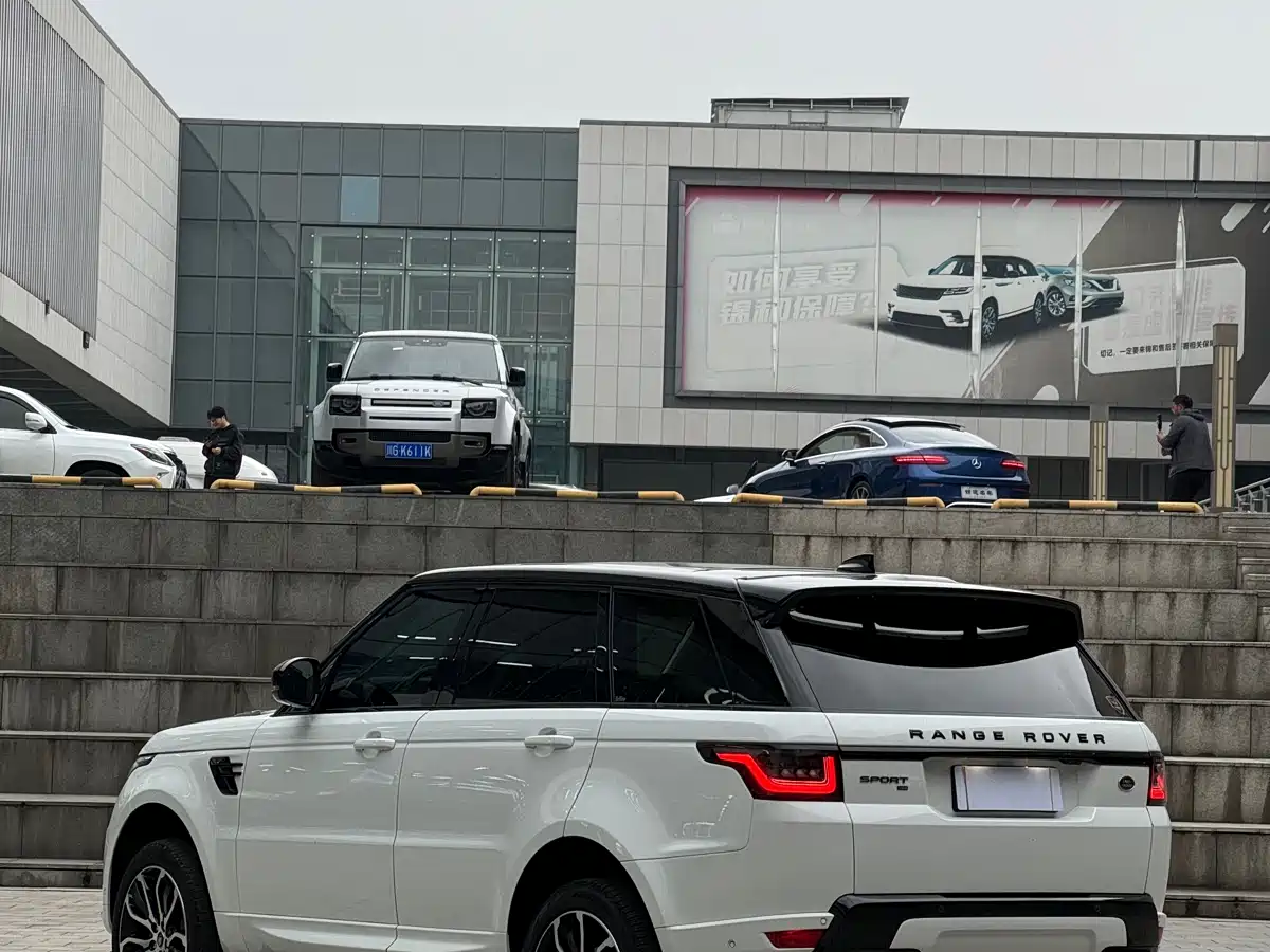 Land Rover Range Rover Sport 2022 3.0 L6 Gloss Black Edition фото 3