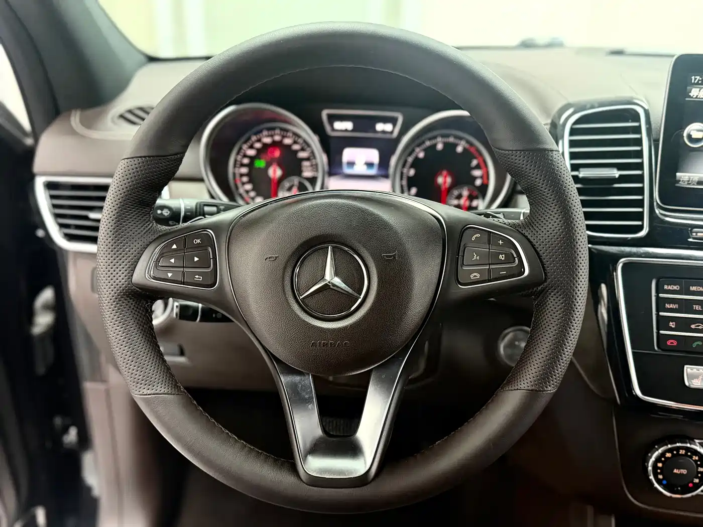 Mercedes-Benz GLE 2017 GLE 320 4MATIC Luxury фото 12