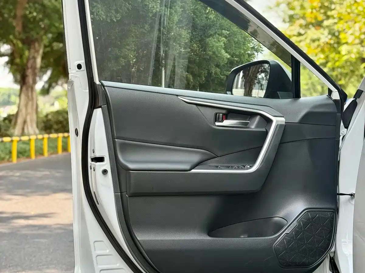 Photo 17 - Toyota RAV4