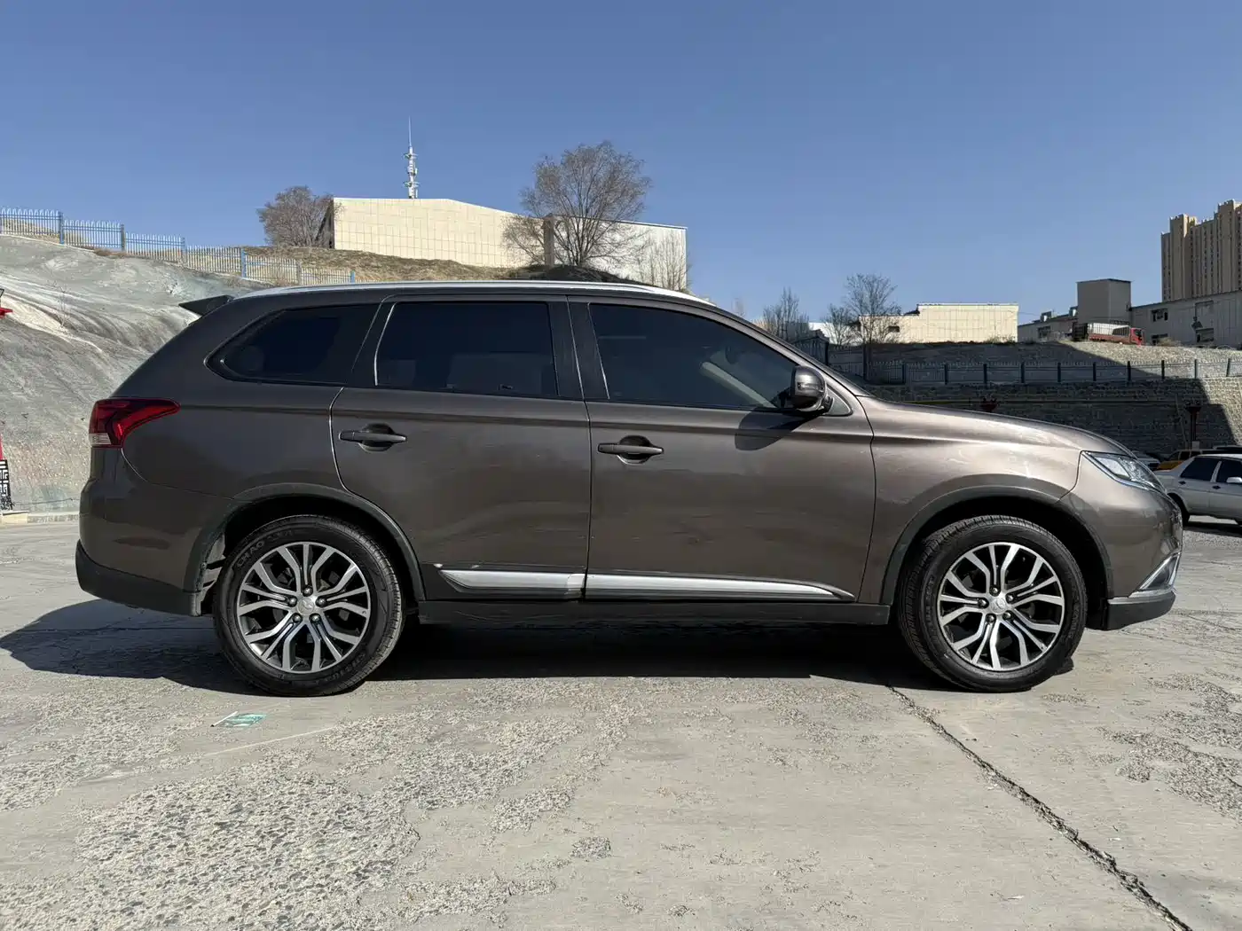 MITSUBISHI OUTLANDER