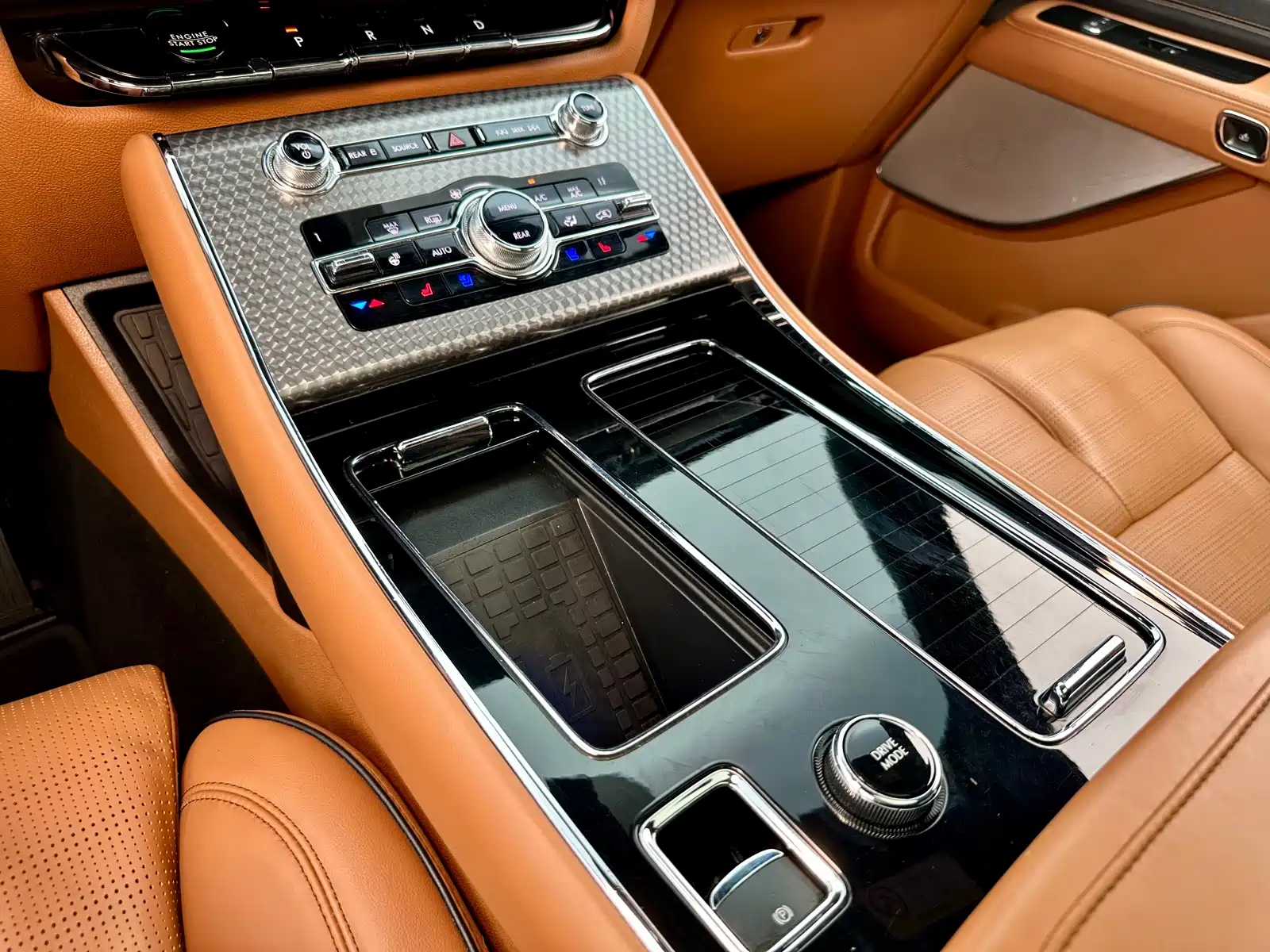 Фото 15 - Lincoln Aviator