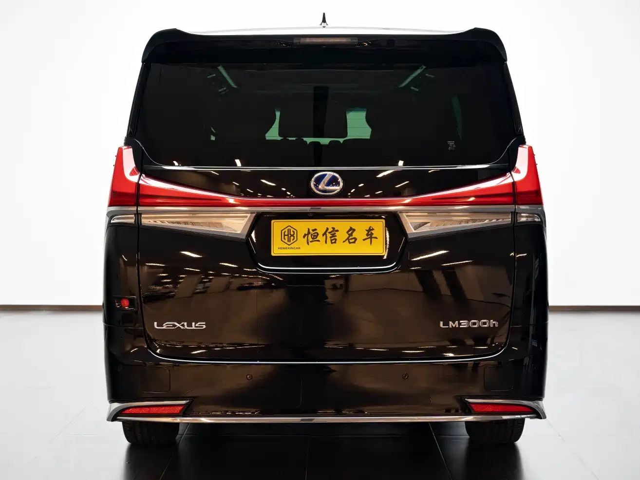Lexus LM 2020 300h Seven-Seater Elegance Edition фото 4