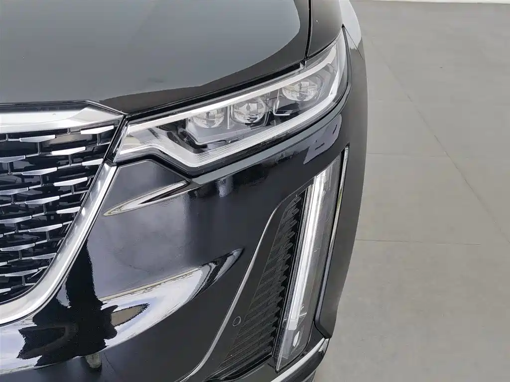 CADILLAC XT6