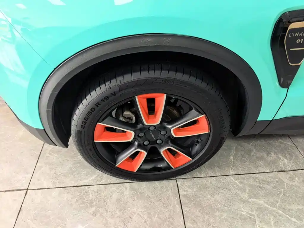 Фото 23 - Lynk & Co 01