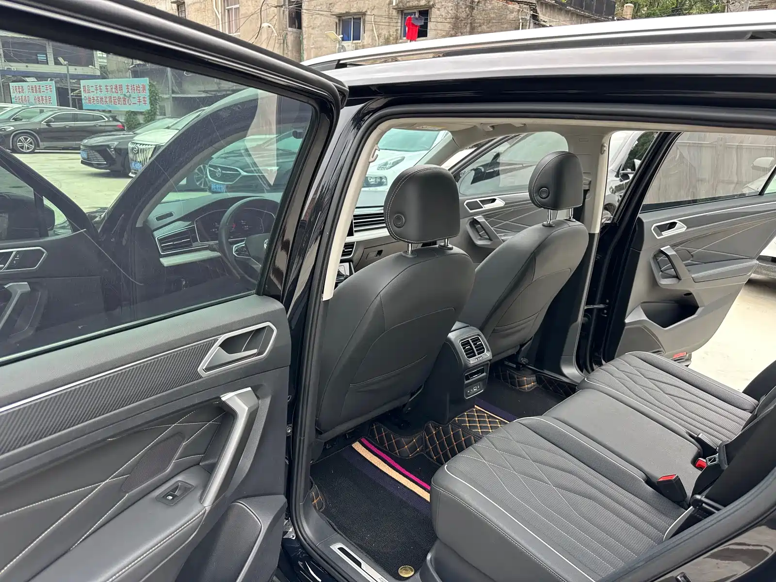 Photo 8 - Volkswagen Tiguan L