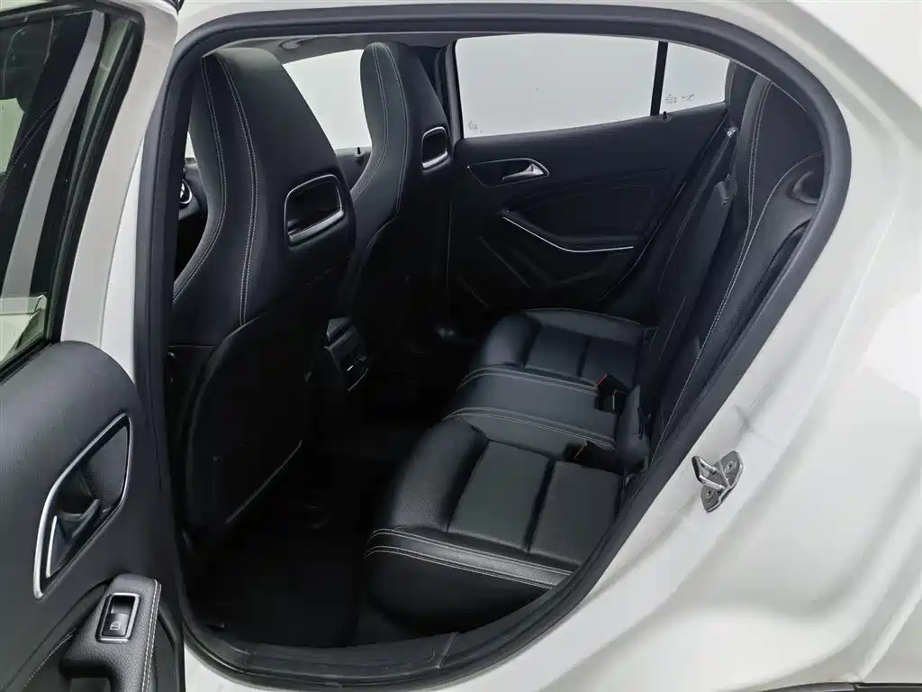 Mercedes-Benz GLA 2018 GLA 200 Fashion фото 15