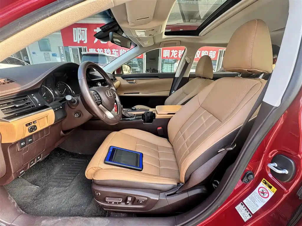 Photo 5 - Lexus ES