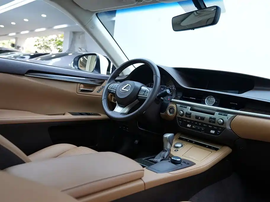 Lexus ES 2015 250 Elegance Edition фото 12