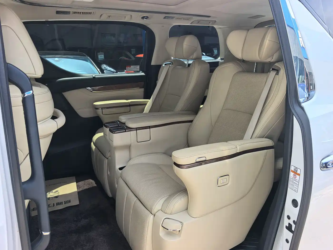 Toyota Alphard 2018 3.5L Premium фото 6