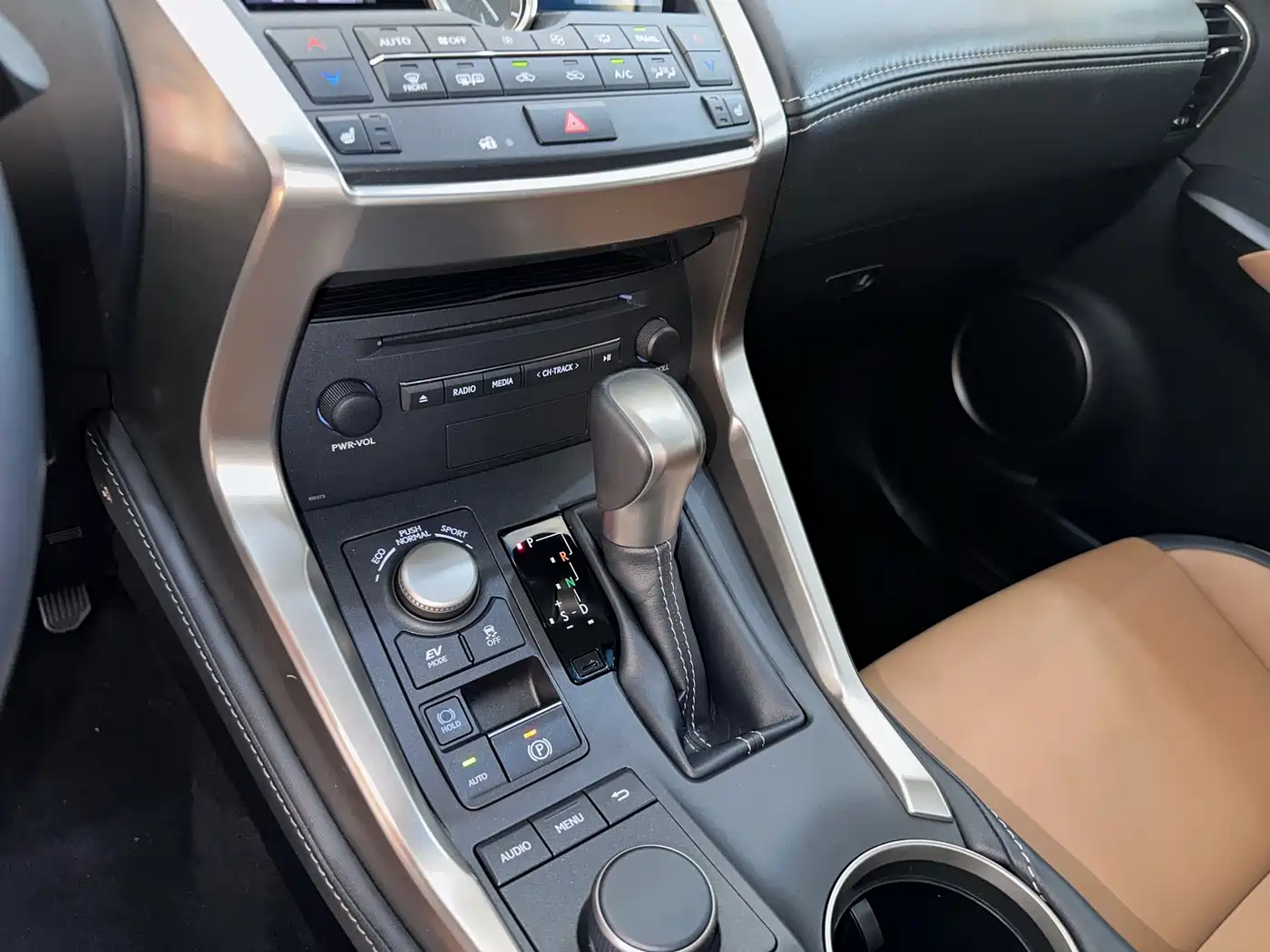 Lexus NX 2015 300h AWD F SPORT фото 11