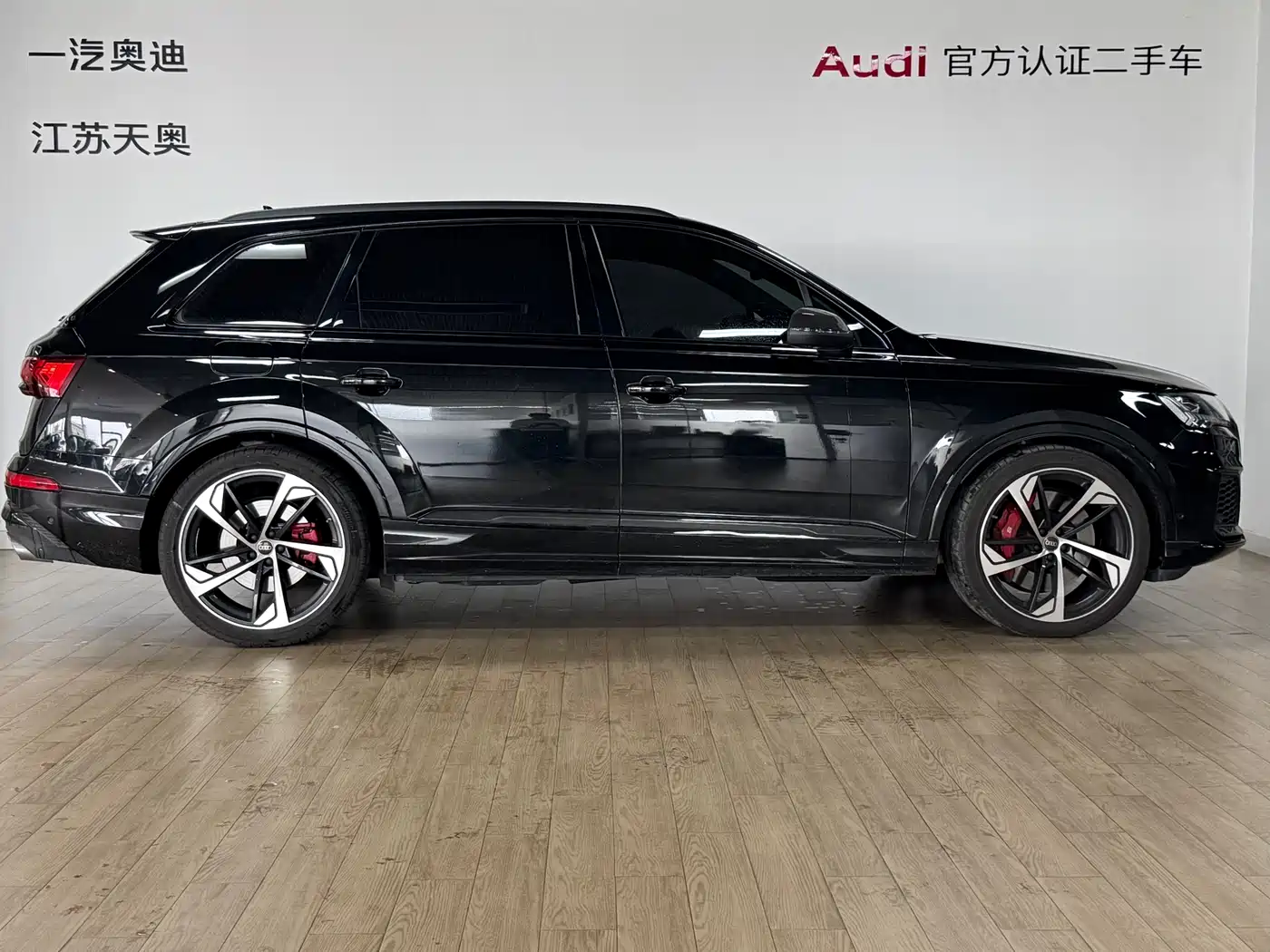 Audi SQ7 2024 4.0 TFSI Dark Knight Edition фото 3
