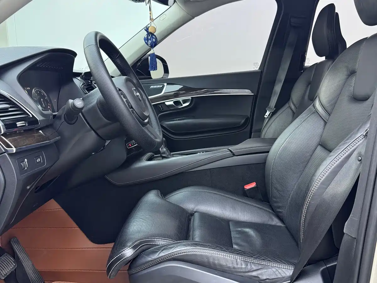 Photo 4 - Volvo XC90