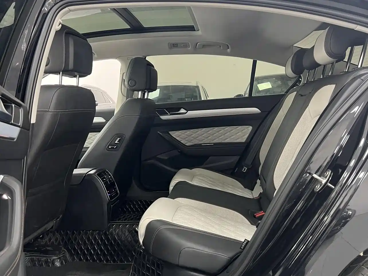 Volkswagen Magotan 2023 2 Million Units Anniversary Edition 330TSI DSG Leading Type фото 23