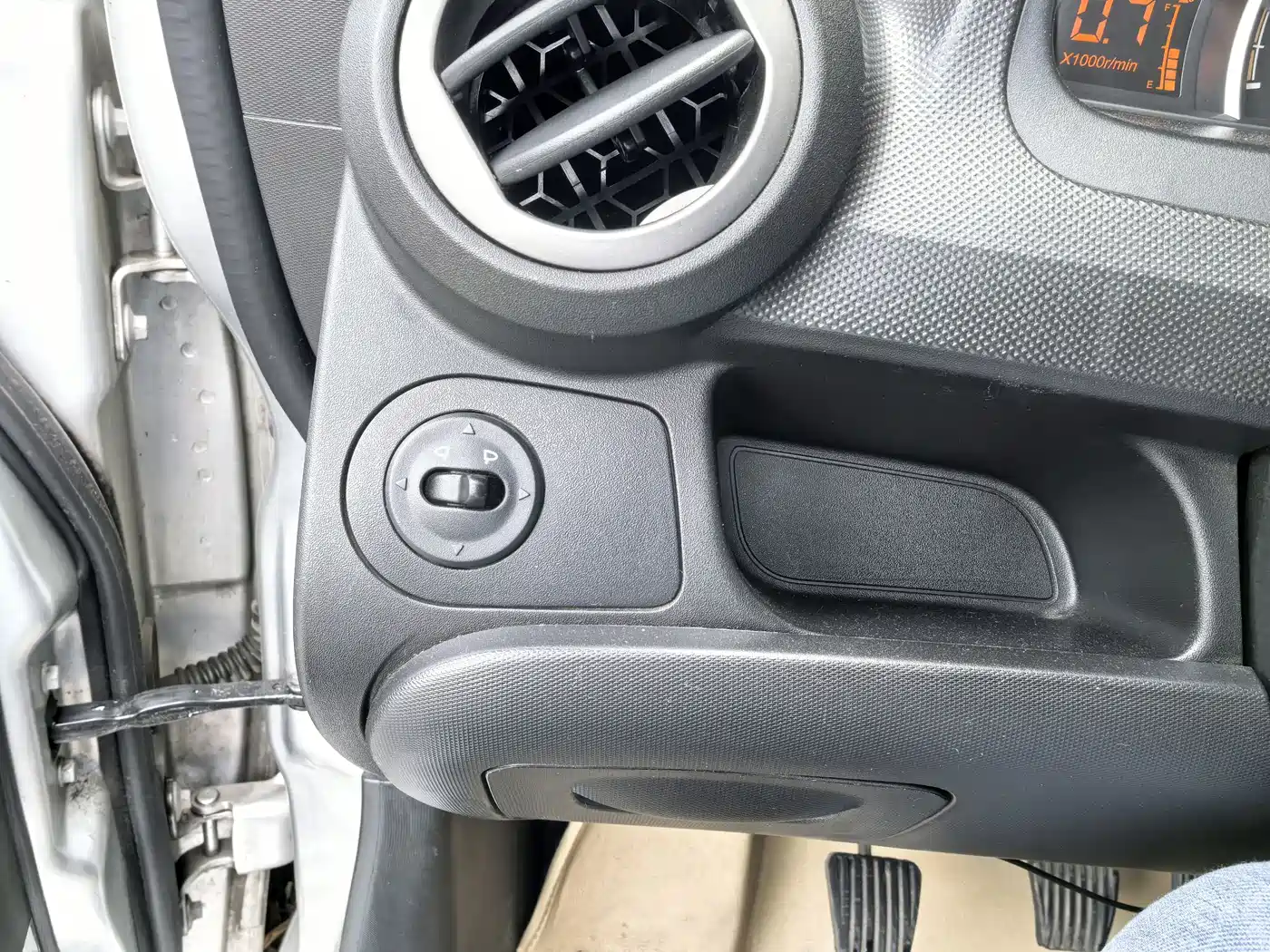 Chevrolet Sail 2013 Sedan 1.4L Manual Premium Happiness Edition фото 13