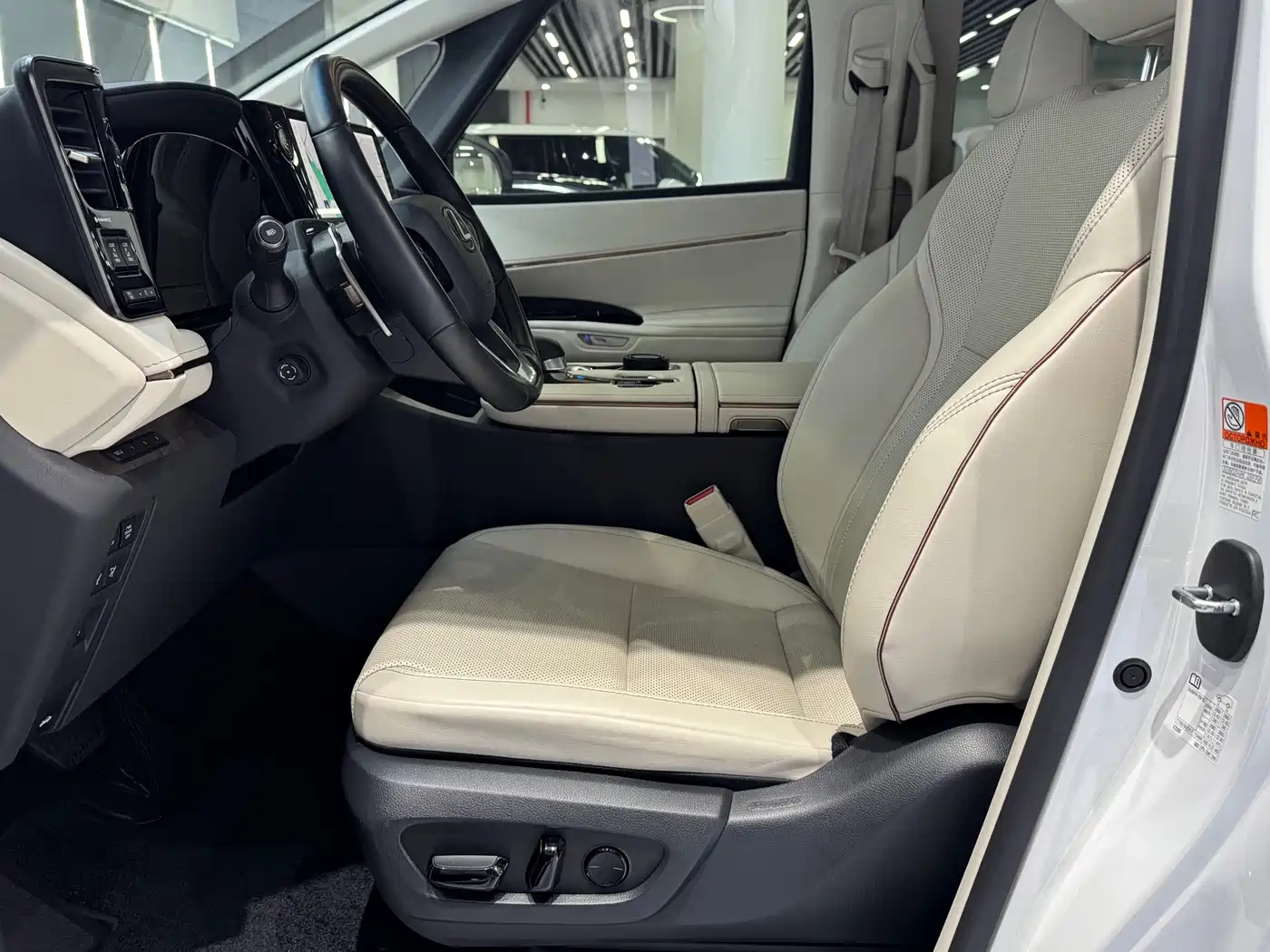 Lexus LM 2023 350h 7-Seater Elegance Edition фото 8