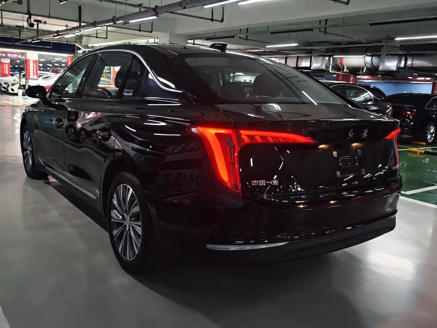 Hongqi E-QM5 2022 431km Charging Enjoyment Edition фото 3