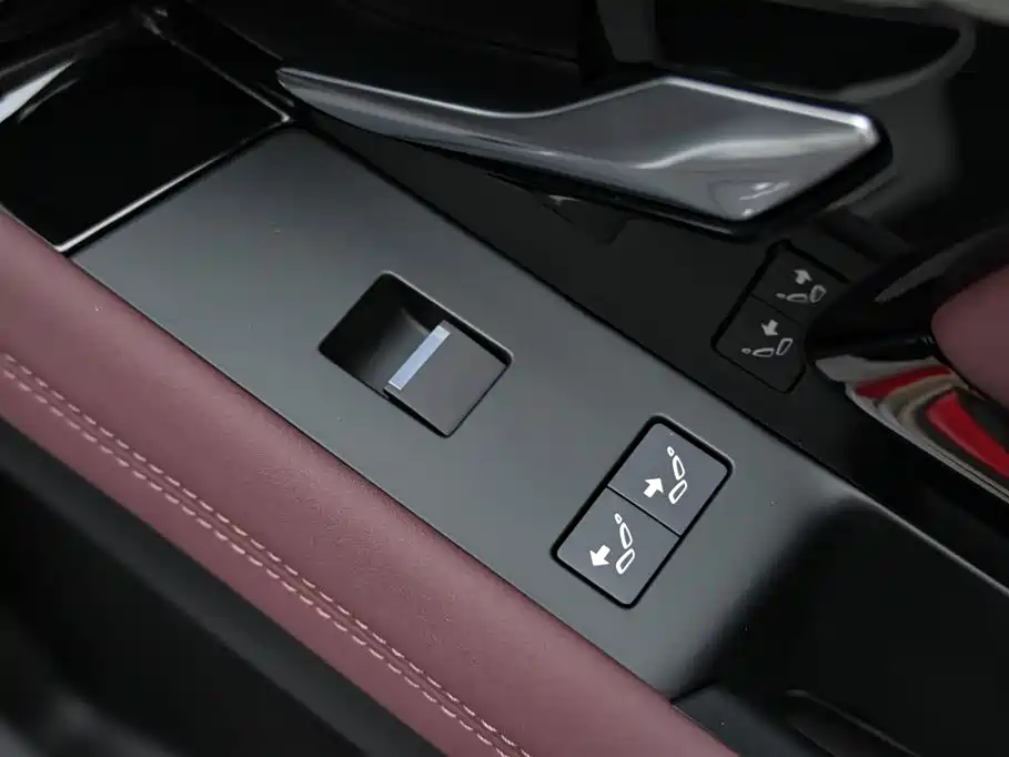 Land Rover Range Rover Evoque 2024 Range Rover Evoque L 249PS Light Master Edition фото 24