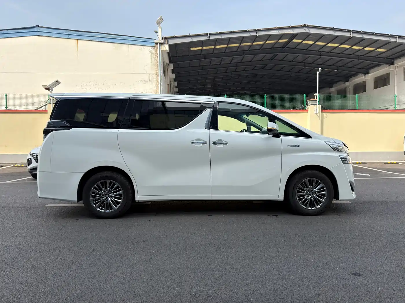 Toyota Vellfire 2023 Crown Hybrid 2.5L HV Luxury фото 14