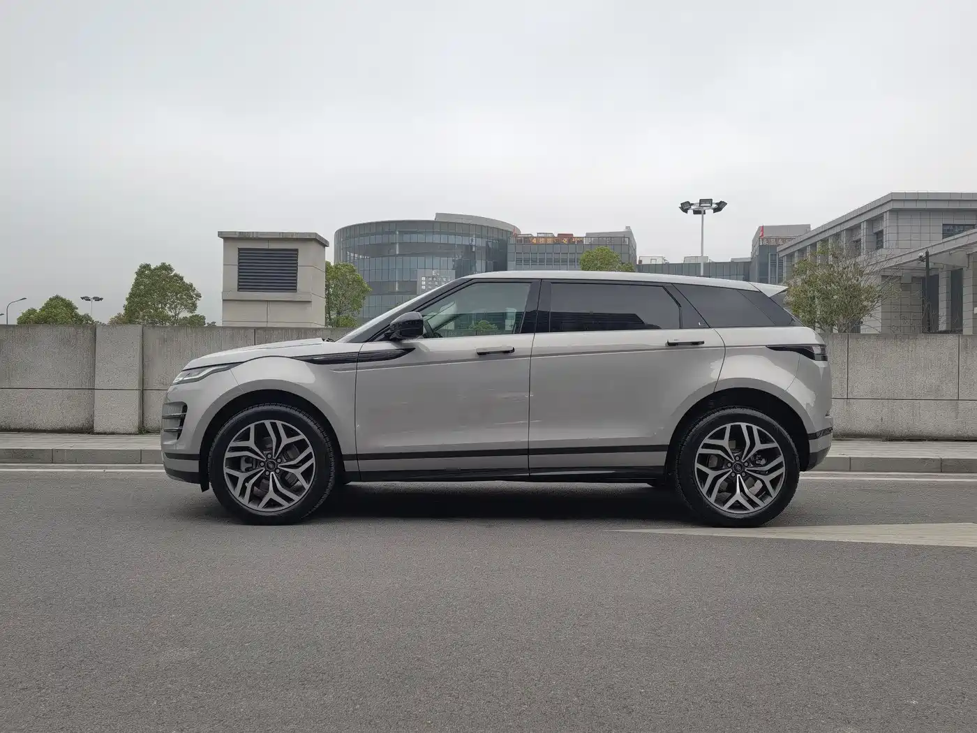 Land Rover Range Rover Evoque 2024 Range Rover Evoque L 249PS Light Master Edition фото 2
