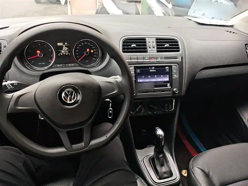 Volkswagen Polo 2014 1.6L Automatic Comfort Edition фото 10