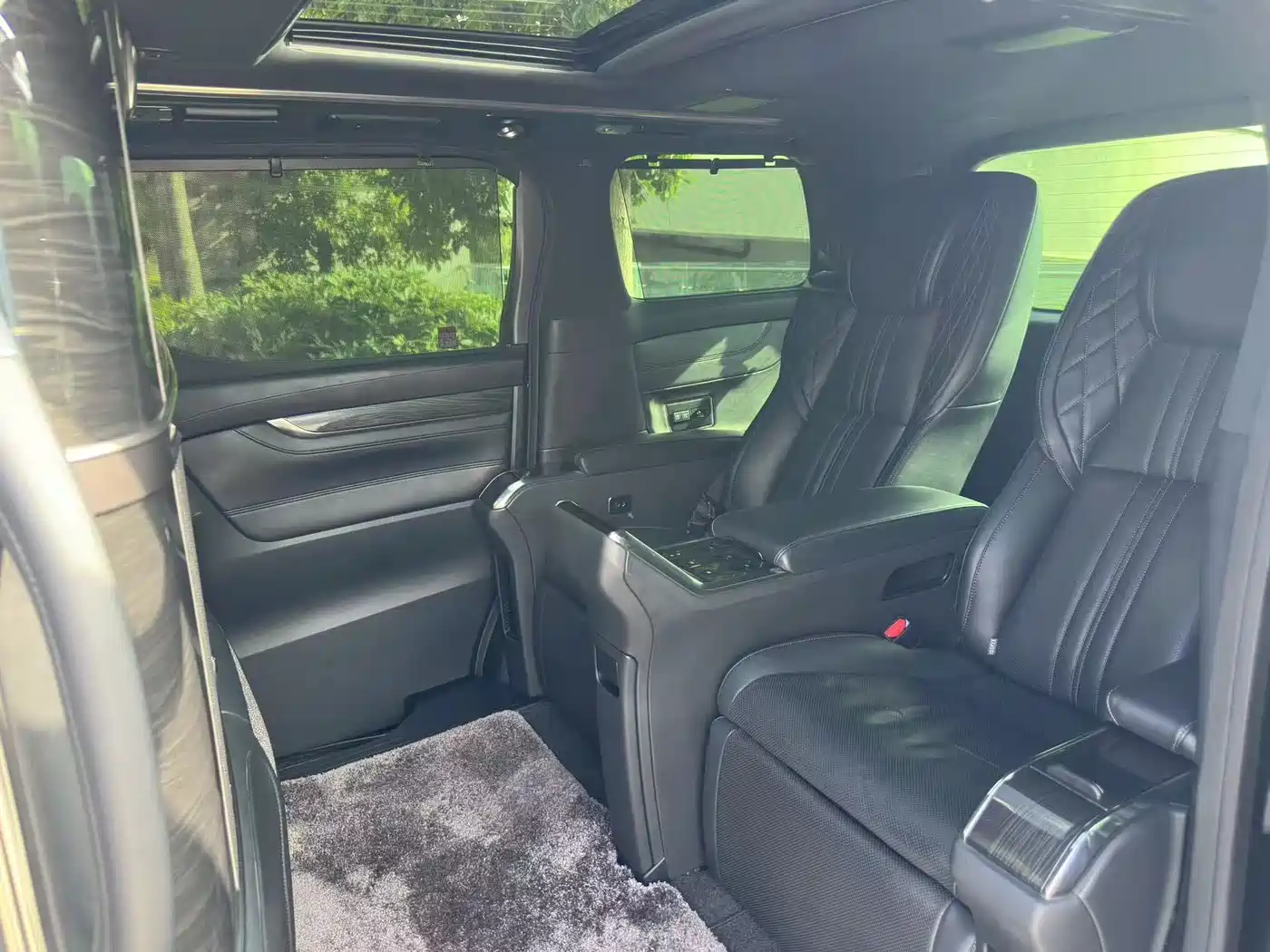 Lexus LM 2020 300h 4-Seat Imperial Edition фото 10