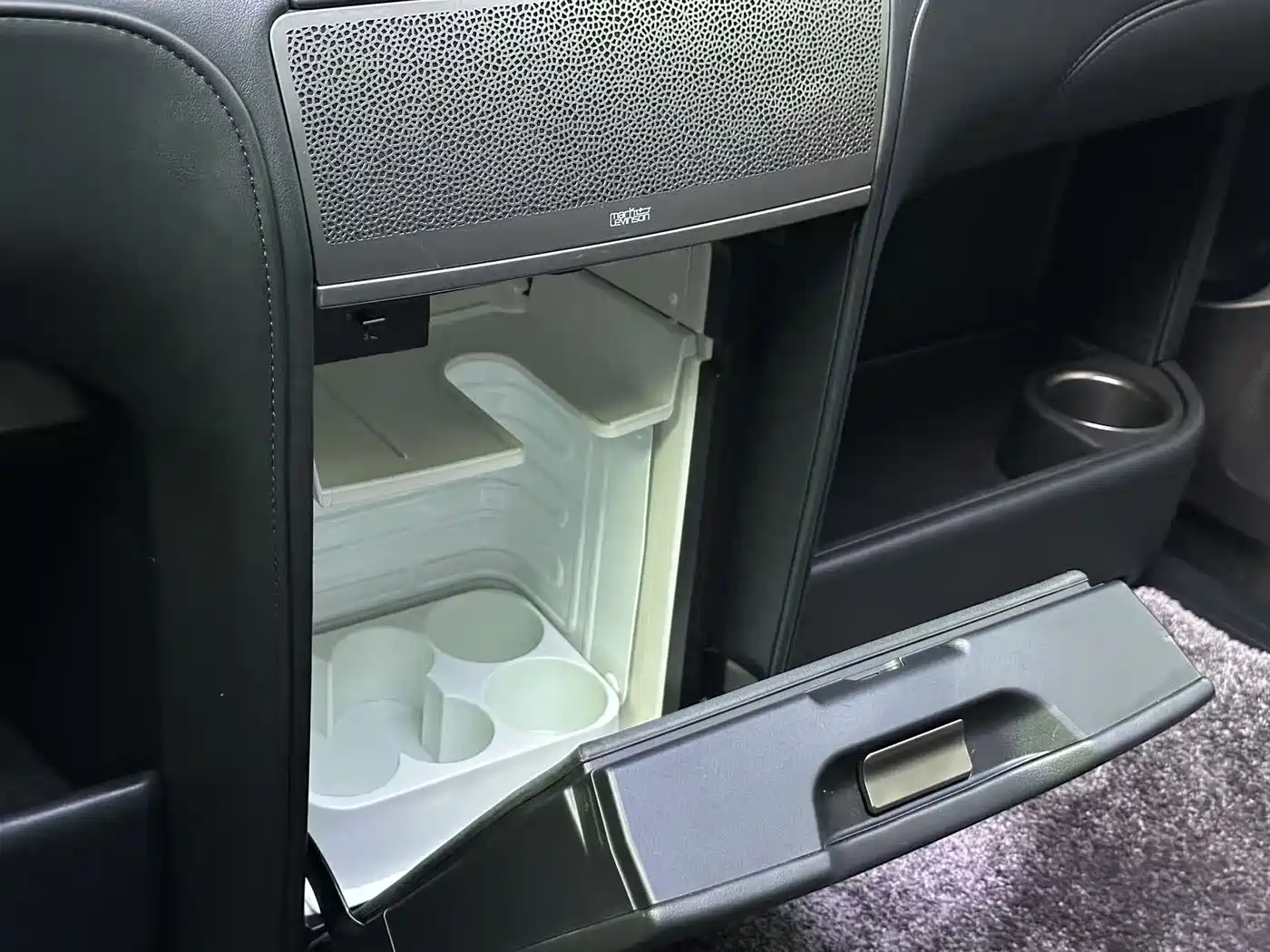 Lexus LM 2020 300h 4-Seat Imperial Edition фото 18
