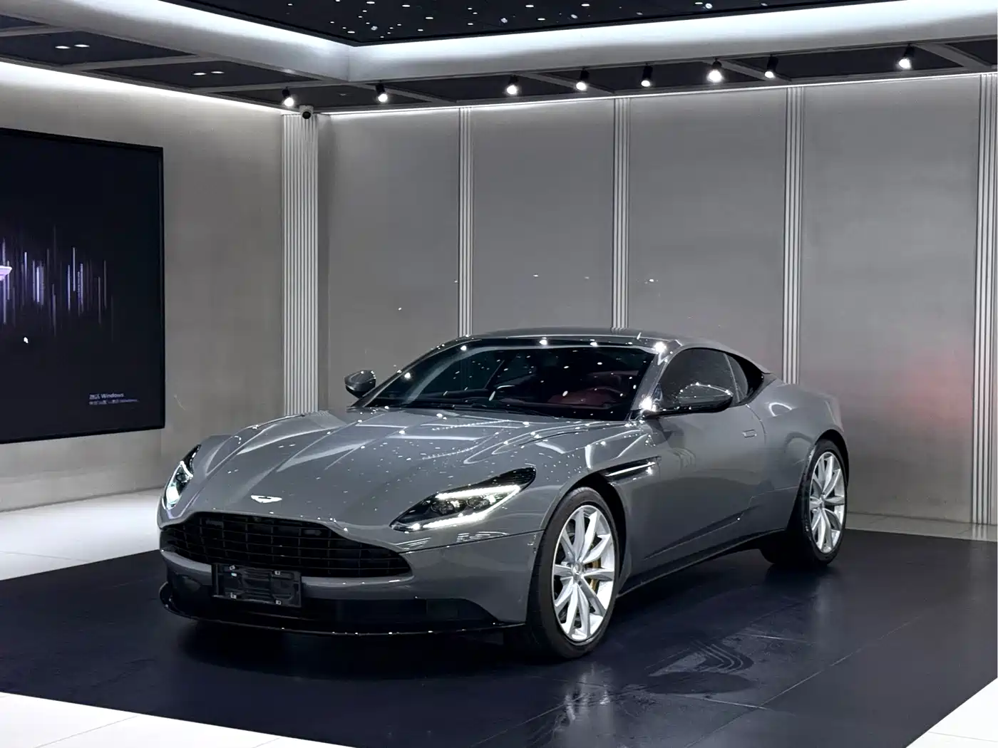 Aston Martin DB11 2022 4.0T V8 Coupe фото 3