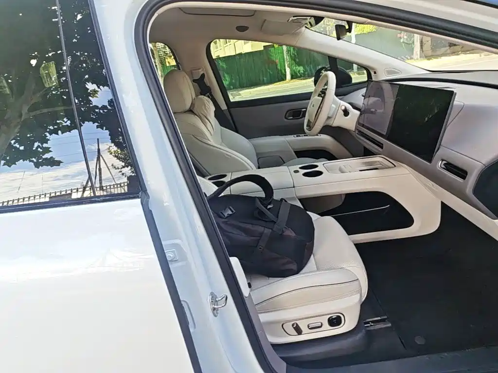 Фото 25 - Li Auto Li i8