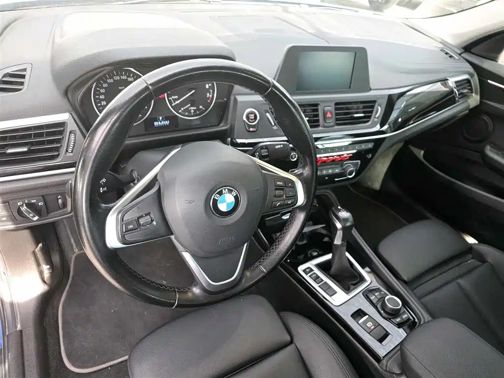 BMW 1 Series 2017 118i Sport фото 4
