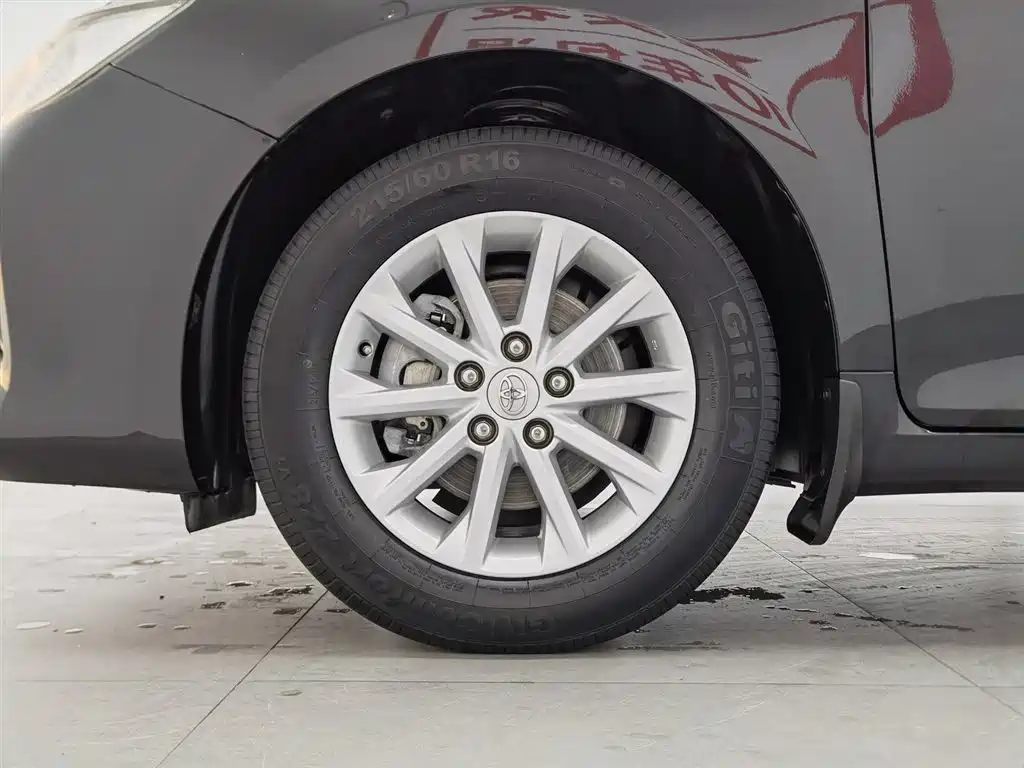 Toyota Camry 2016 2.0G 10th Anniversary Leading Edition фото 17