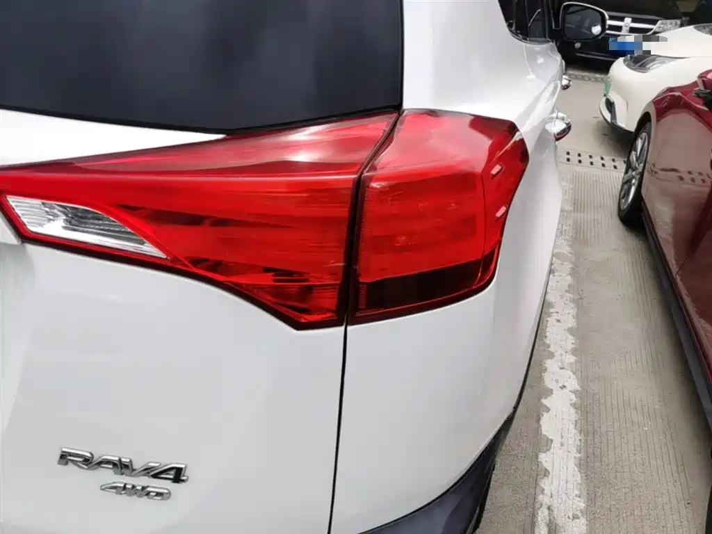 Toyota RAV4 Rongfang 2015 2.5L Automatic 4WD Luxury Edition фото 8