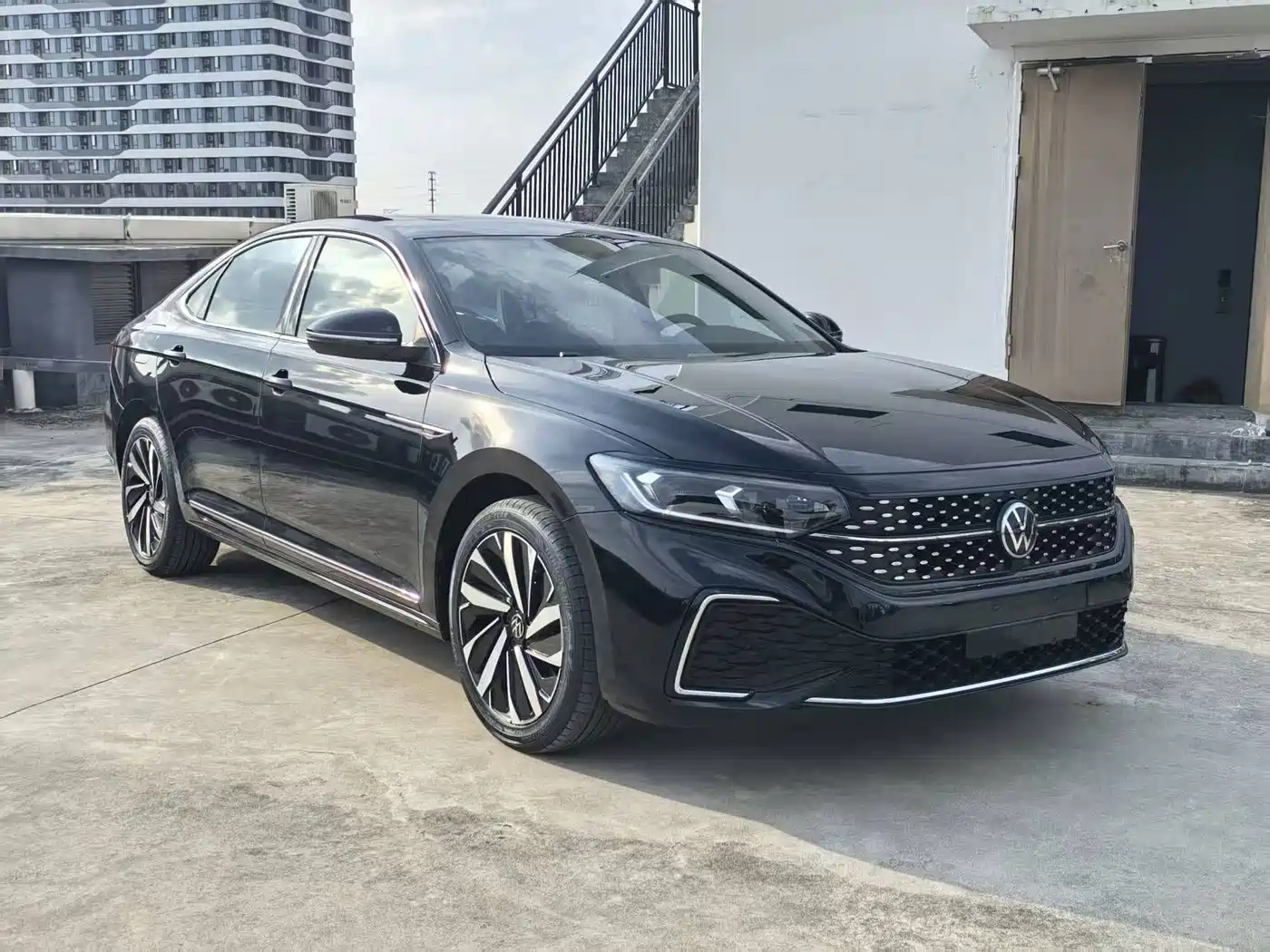 Volkswagen Passat 2023 330TSI Starlight Luxury Edition фото 3