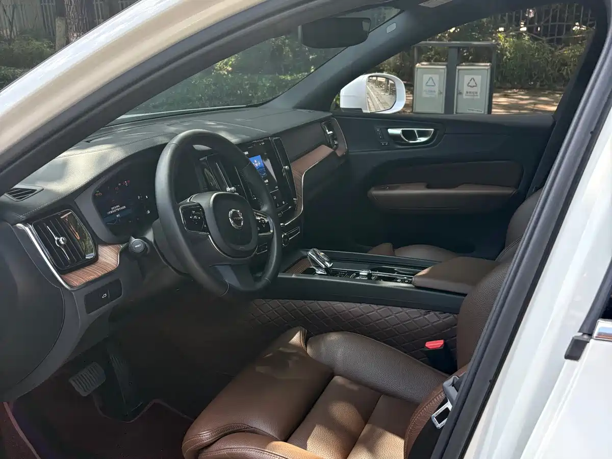 Фото 4 - Volvo XC60