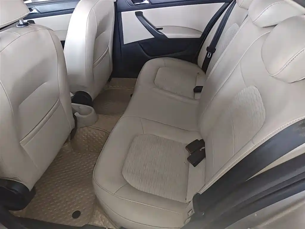Škoda Rapid 2016 1.6L Automatic Pioneer Edition фото 17