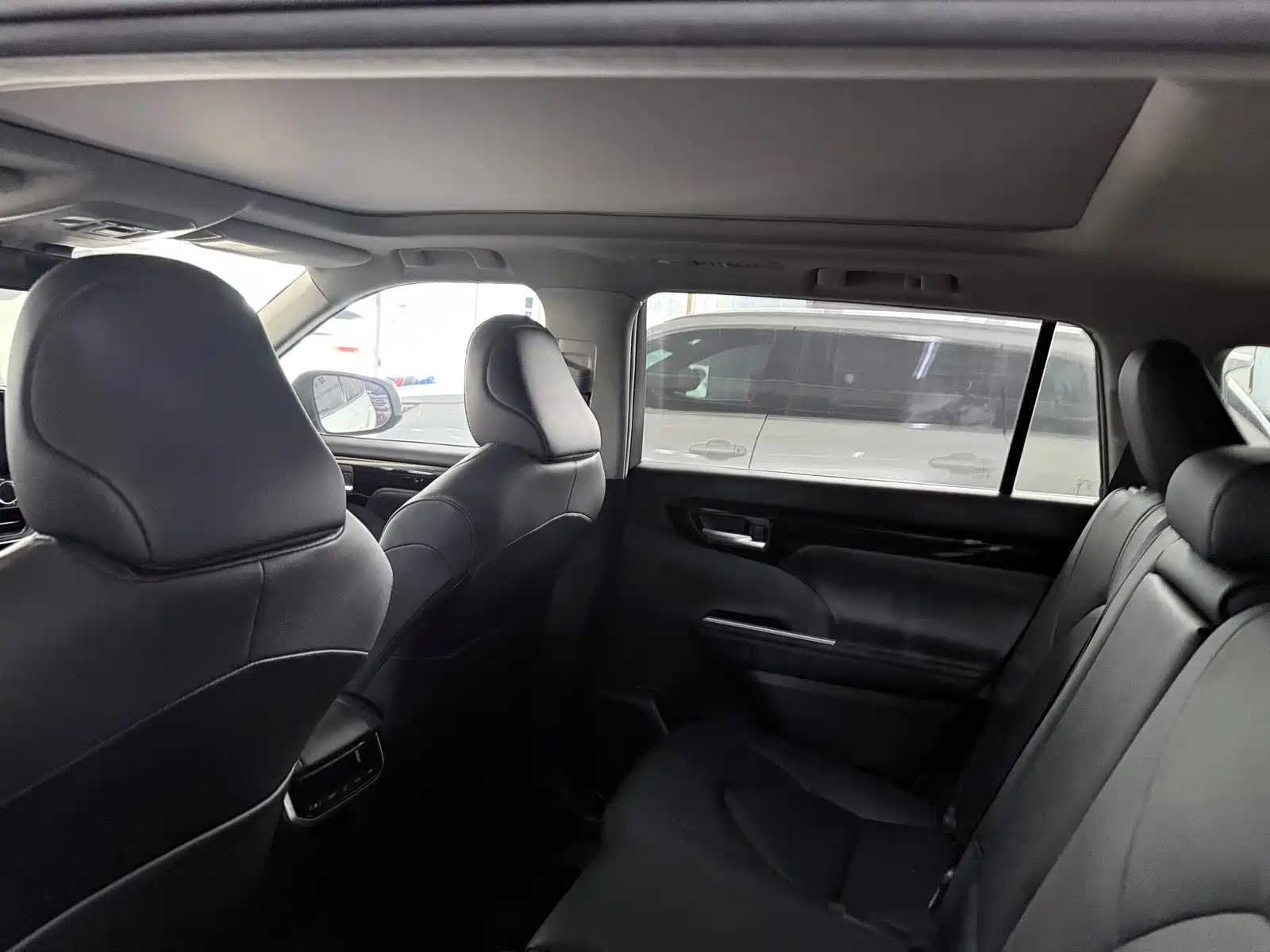 Photo 12 - Toyota Highlander