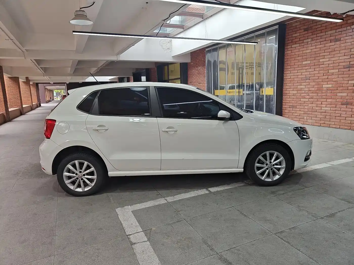 Volkswagen Polo 2014 1.6L Automatic Luxury Edition фото 5