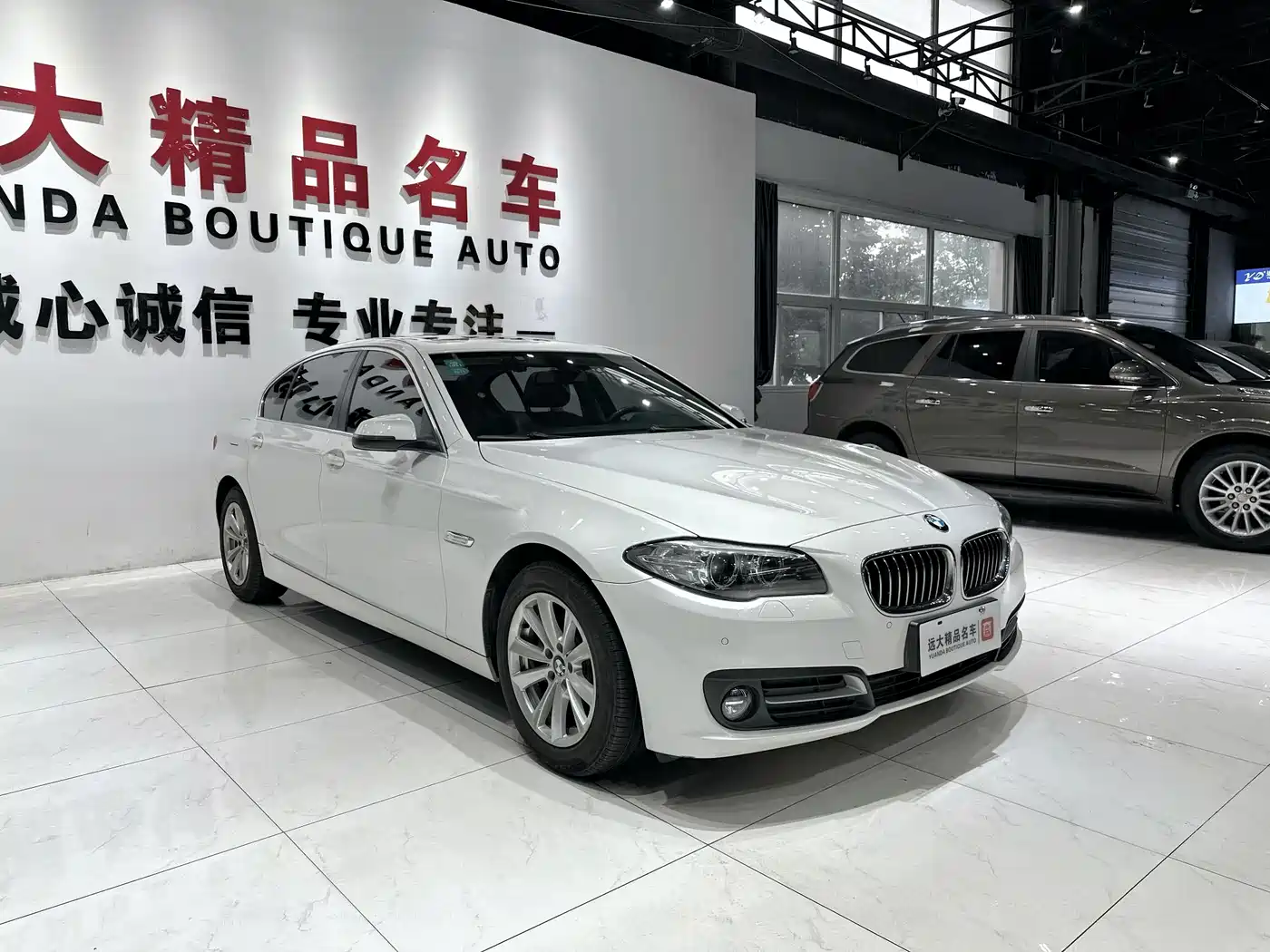 BMW 5 Series 2017 520Li Classic Edition фото 3