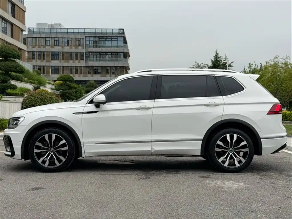 Volkswagen Tiguan L 2021 330TSI Automatic 2WD R-Line Premium фото 4