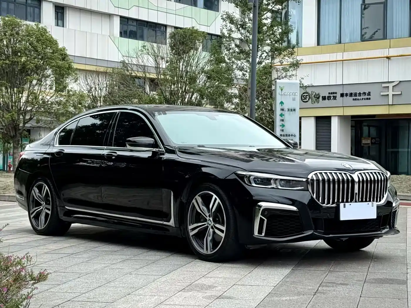 BMW 7 Series 2016 740Li Luxury фото 3